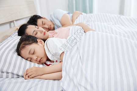 熟睡的一家三口幸福高清图片素材
