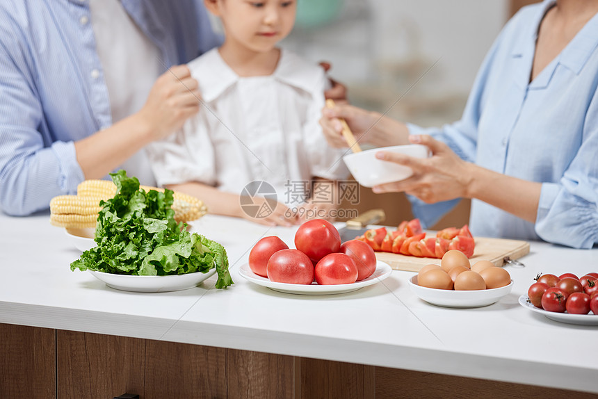 一家三口在厨房做饭图片