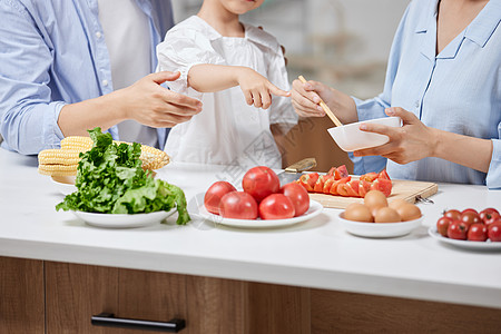 一家三口在厨房做饭手部特写高清图片