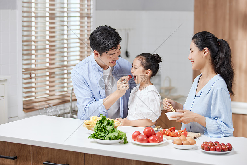 母亲在家里教女儿做饭图片