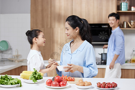 一家人在家里母亲在家里教女儿做饭背景