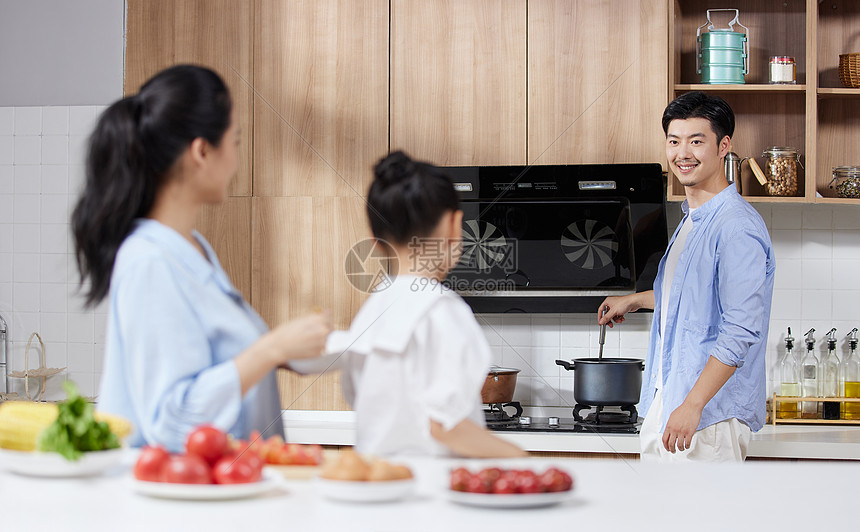 一家三口在厨房做饭图片