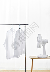 日系简约室内家居风扇吹着白衬衫高清图片