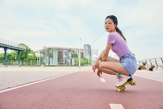 青年女性户外轮滑运动图片