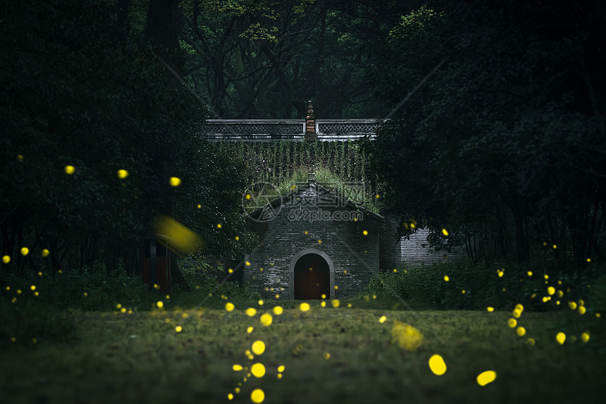 南京灵谷寺夏天夜晚的萤火虫与传统建筑图片