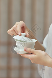 茶馆女性端着茶杯手部特写背景