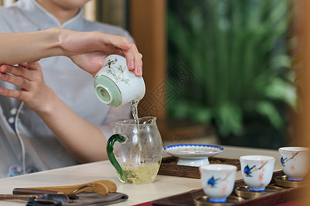 女茶艺师沏茶特写图片
