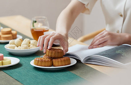 气质美女吃中式糕点特写高清图片