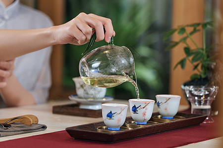 女茶艺师沏茶特写图片