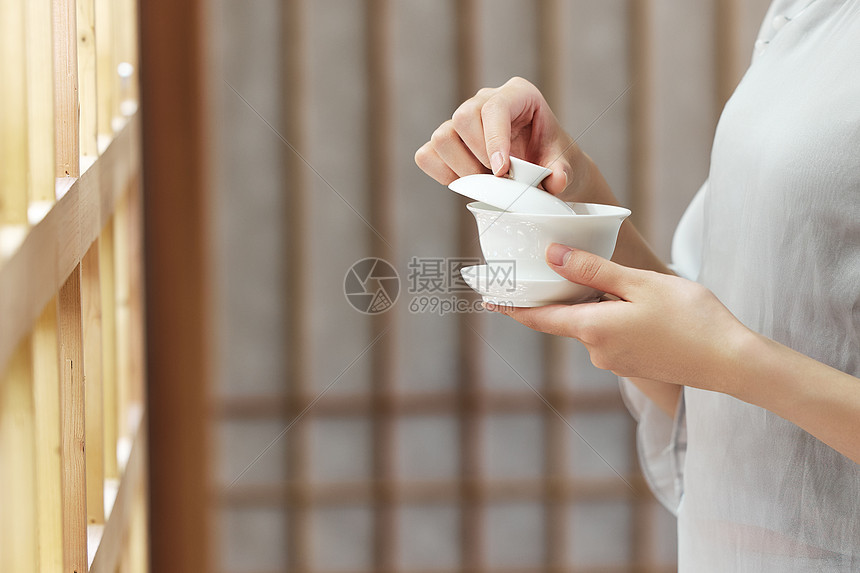 女性品茶特写图片