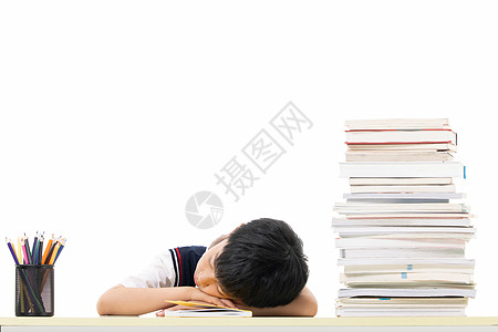 小孩子做作业疲惫的小男孩趴在桌子上背景