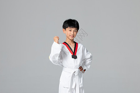 小男孩练习跆拳道图片