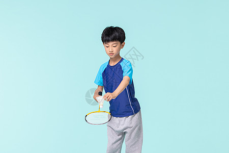 运动儿童打羽毛球发球图片