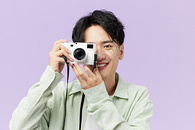 韩系帅哥手拿相机拍照图片