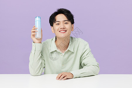 韩系帅哥手拿瓶装乳液图片