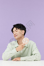 韩系帅哥吹风扇图片
