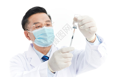 戴口罩的医生使用注射器和疫苗瓶高清图片