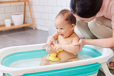 年轻宝妈居家给婴幼儿洗澡图片