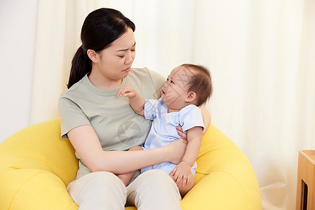 妈妈哄婴幼儿宝宝图片