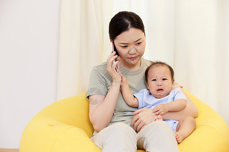 妈妈用手机打电话幼儿宝宝哭闹图片