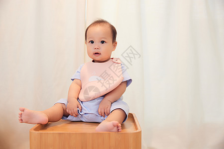 婴幼儿宝宝坐在桌子上图片