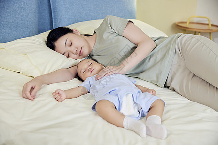 婴儿睡眠年轻妈妈陪伴婴幼儿宝宝睡觉背景
