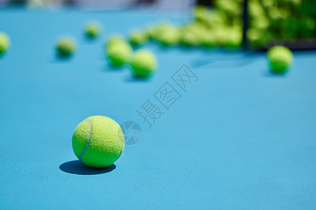 球场上的网球静物网球特写图片