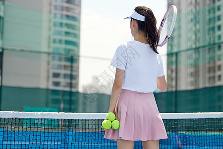 打网球女生背影图片
