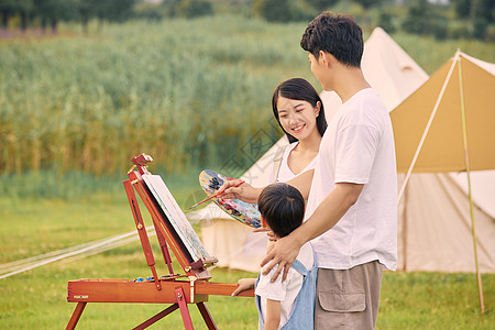 亲子露营一家三口郊游父母教儿子画画背景