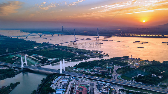 南京鱼嘴湿地公园与长江边的夕阳晚霞图片