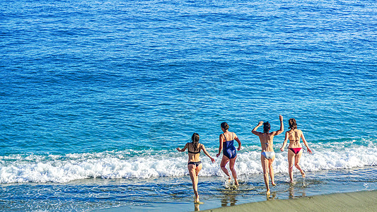 夏日海边奔跑的女人背影高清图片