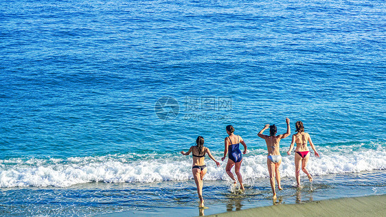 夏日海边奔跑的女人背影图片