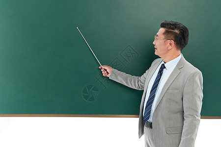 中年教授用教棒指着黑板图片