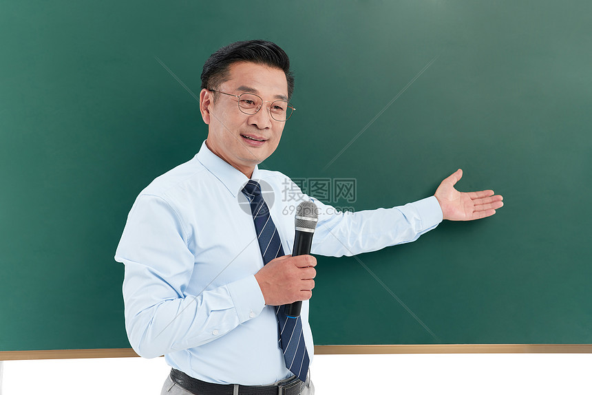 中年教授手举话筒在课堂上演讲