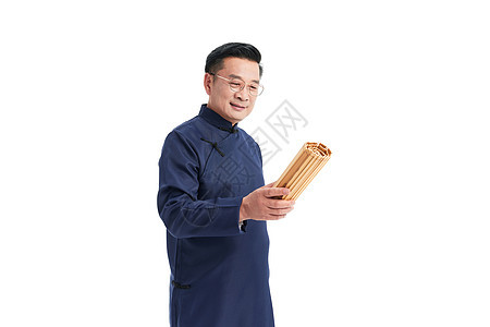 中年国学老师低头看着竹简背景图片