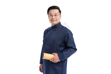 中年国学老师拿着竹简面带微笑背景图片