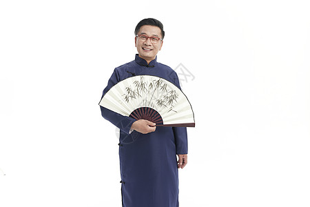 中年国学老师拿着扇子面带微笑背景图片