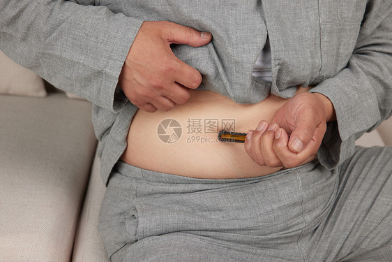 男性患者给自己打胰岛素图片