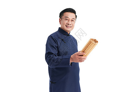 中年国学老师手拿竹简背景图片