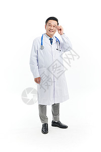白衣天使白中年医生扶着眼镜面带微笑背景
