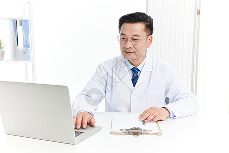 白衣天使白中年医生查看笔记本电脑背景