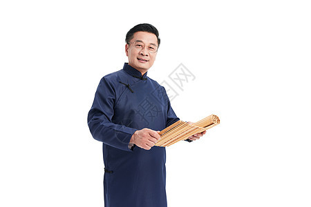 中年国学老师手拿竹简面带微笑背景图片