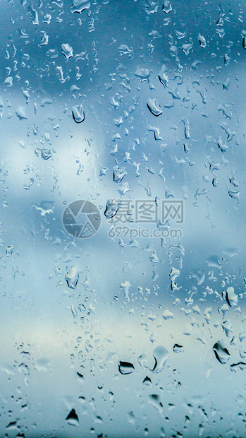 玻璃窗上的雨滴图片