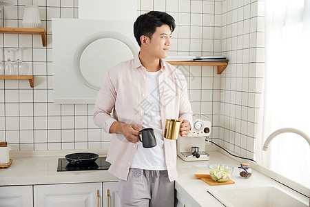 帅气的年轻男士在厨房冲咖啡图片