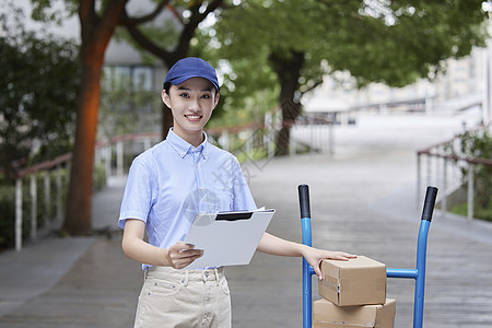 信息服务推手推车检查派送信息的女快递员背景