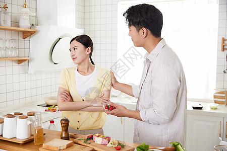 年轻情侣在厨房争吵图片