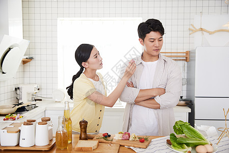 年轻情侣在厨房闹别扭图片