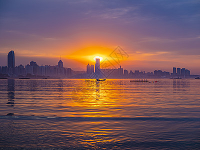 清晨青岛平静的海面和火烧云图片