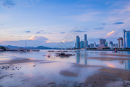 蓝天白云下的福建厦门海湾公寓商务区图片