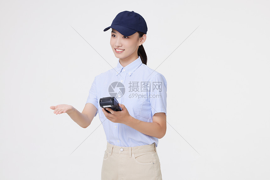 女客服递pos机给顾客刷卡图片